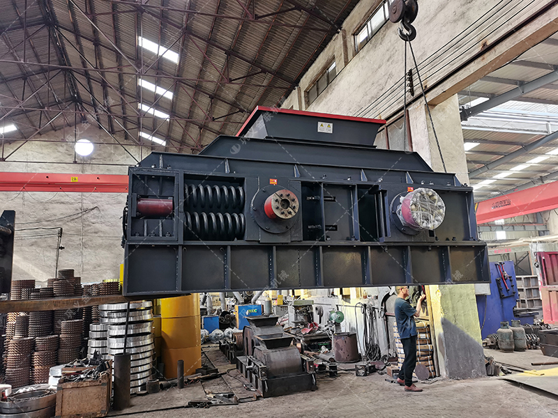 1500x1000型對輥制砂機(jī) 大型制砂機(jī)發(fā)往內(nèi)蒙古